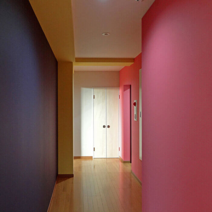 DFビル　内装デザイン　ピンクと黒の壁紙廊下