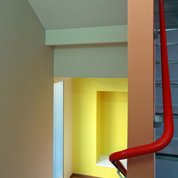 DFビル　内装デザイン　赤い手すりがある階段
