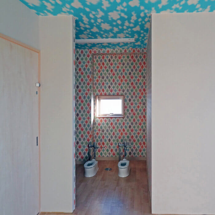 DFビル　内装デザイン　壁紙が可愛いキッズ用トイレ