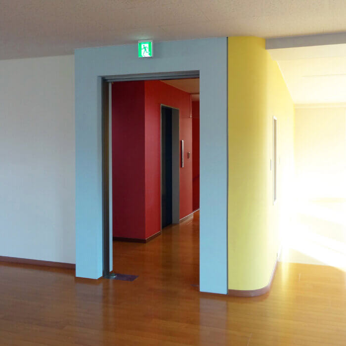 DFビル　内装デザイン　明るくかわいい壁紙がある部屋