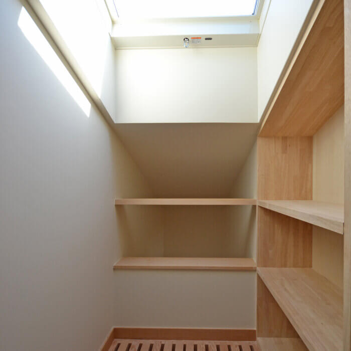 京都城陽の家　中二階　棚がある収納スペース