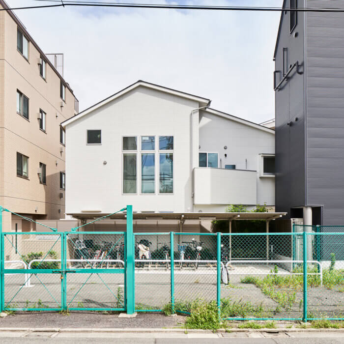 目黒本町の家　白い外観側面