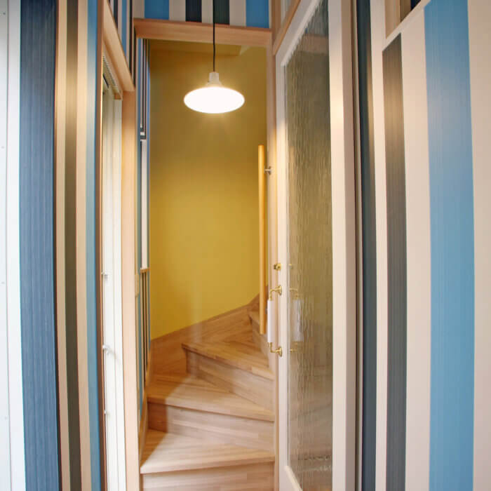 有楽の家　ストライプの壁紙の廊下と階段