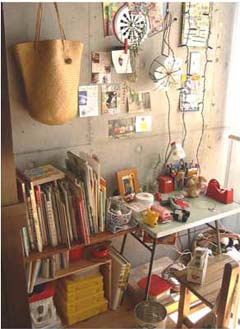 本や雑貨がたくさん置かれている、部屋の一角の子供用の収納スペース