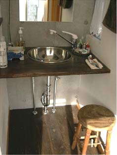 ちゃぶ台の天板と、近所の金物屋で購入した調理用のステンレスボウルで作った洗面台