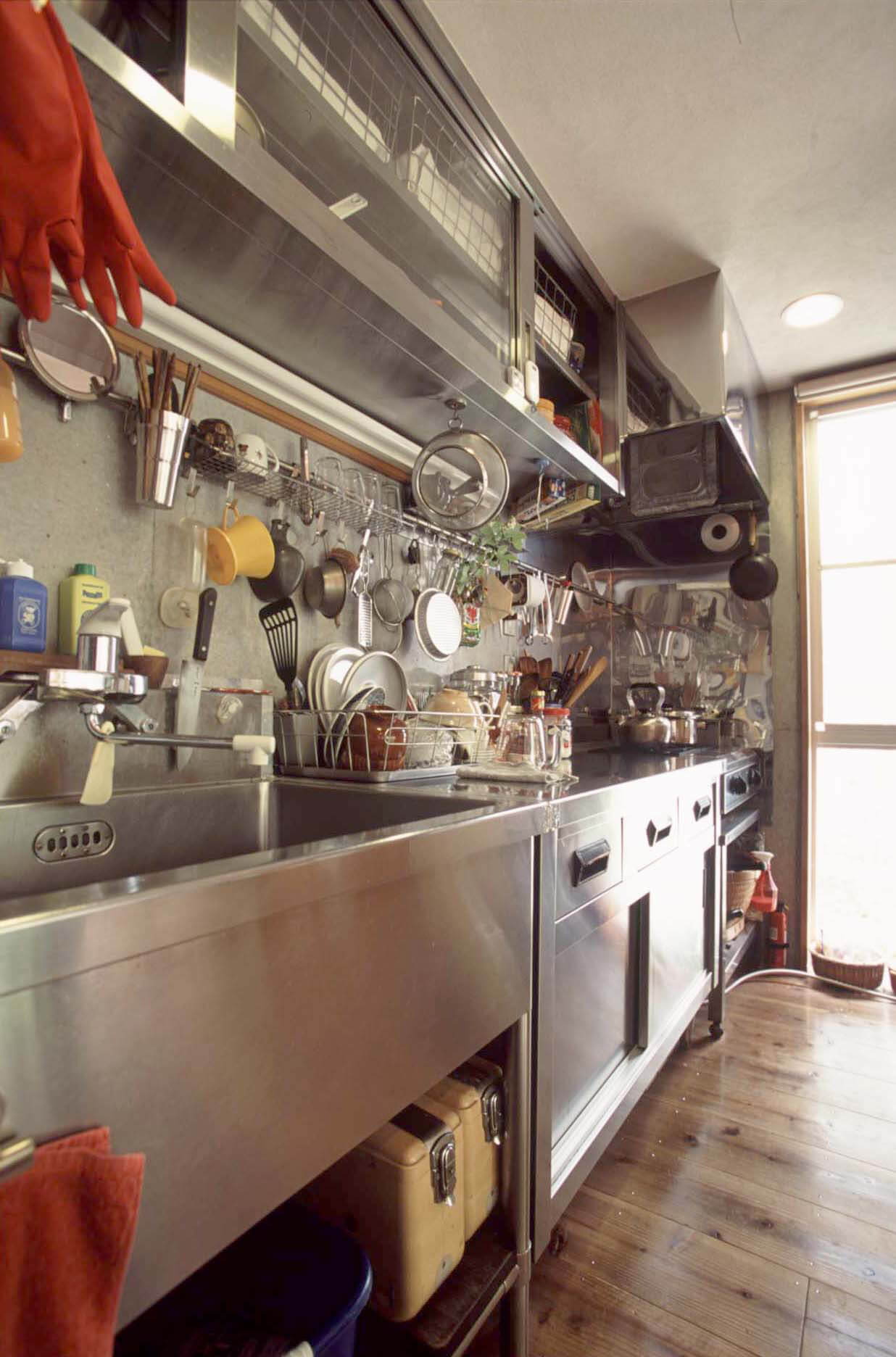 プロ仕様の厨房用品のリサイクル店で集めた調理器具や食器がたくさん置かれたステンレスの調理スペース