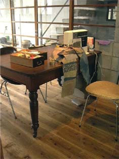 リビングにある、ミシンが置いてあるイギリスアンティーク家具のテーブル