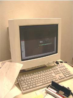 白く塗られた古いパソコン