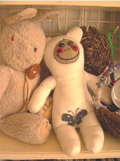 ウサギのぬいぐるみとハンドメイドの白い人形