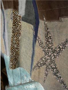 ミシンで縫った、ハンドメイドの金と銀のラメがついた布と皮