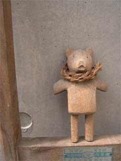 日焼けした木製の豚の人形