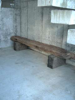 車庫にある、浜辺に流れ着いた流木と枕木で作ったベンチ