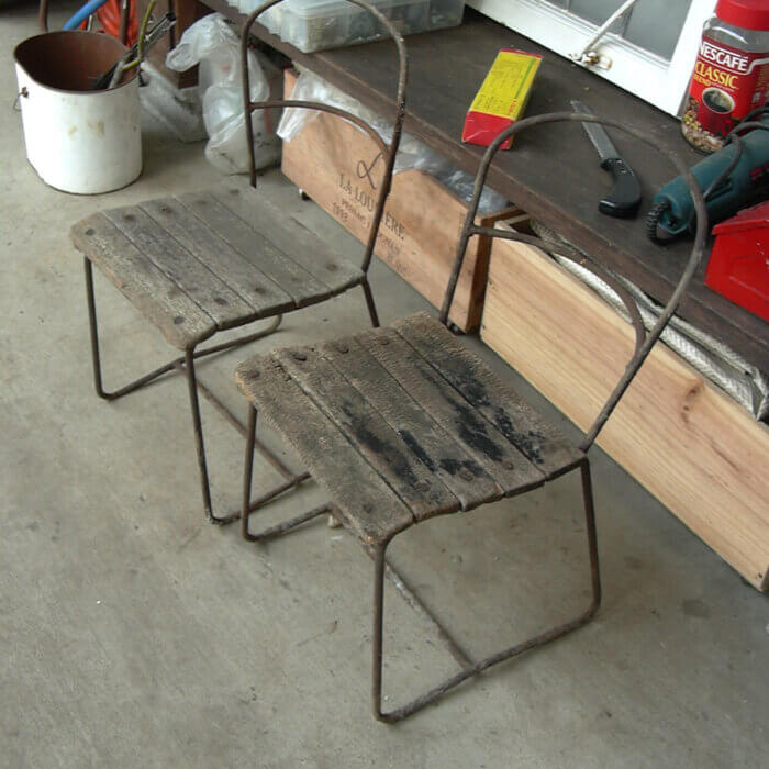知人からもらった、1950年頃に幼稚園で使われていた、鉄と木でできた2脚の椅子