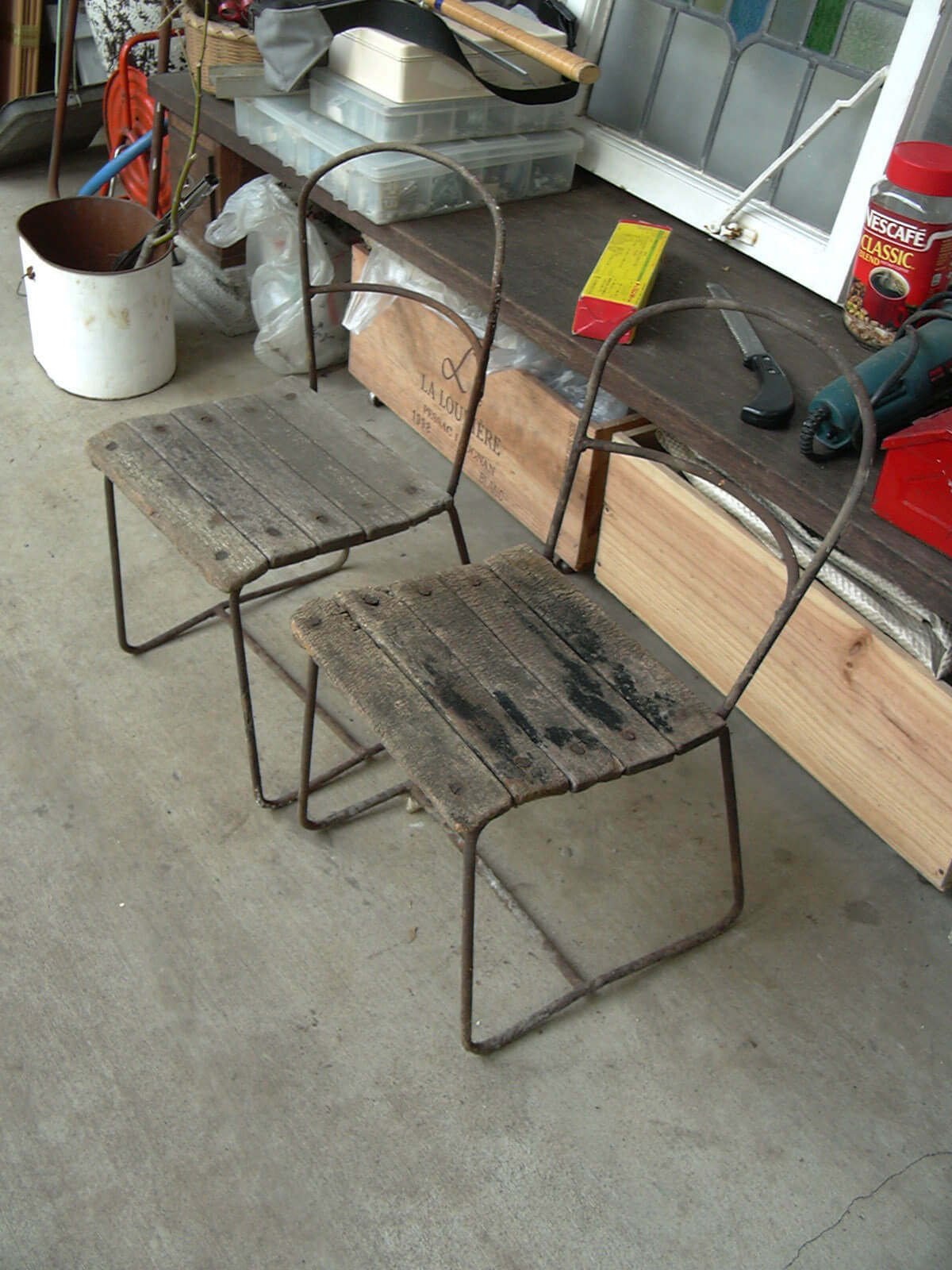 知人からもらった、1950年頃に幼稚園で使われていた、鉄と木でできた2脚の椅子