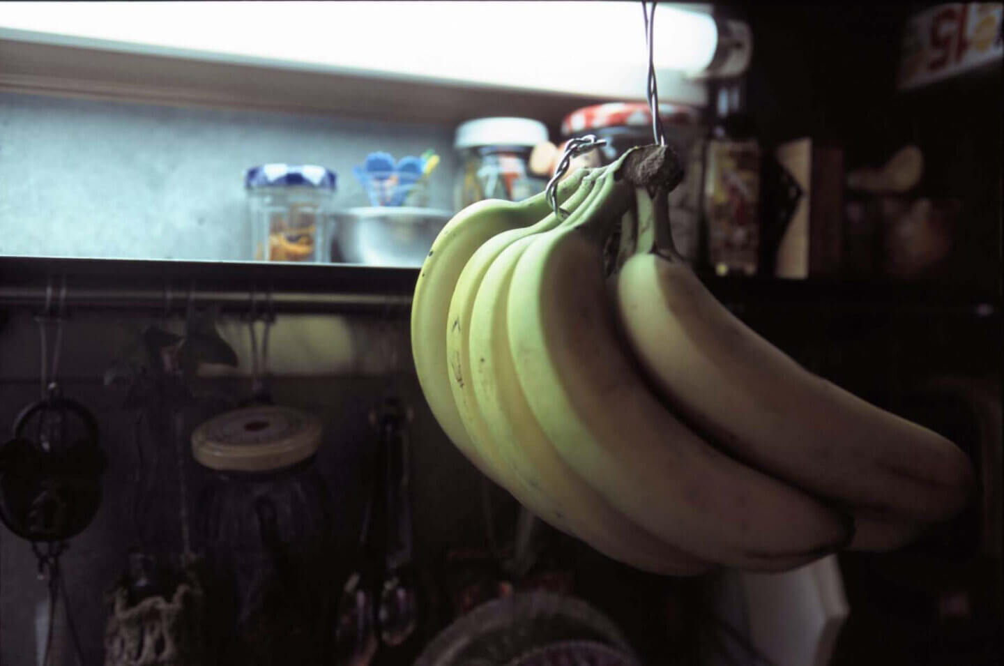 食べたい時にすぐ食べられるよう、キッチンに針金で吊るしたバナナ