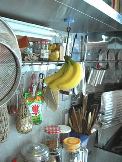 キッチンに針金で吊るした、置き場所に困るバナナ