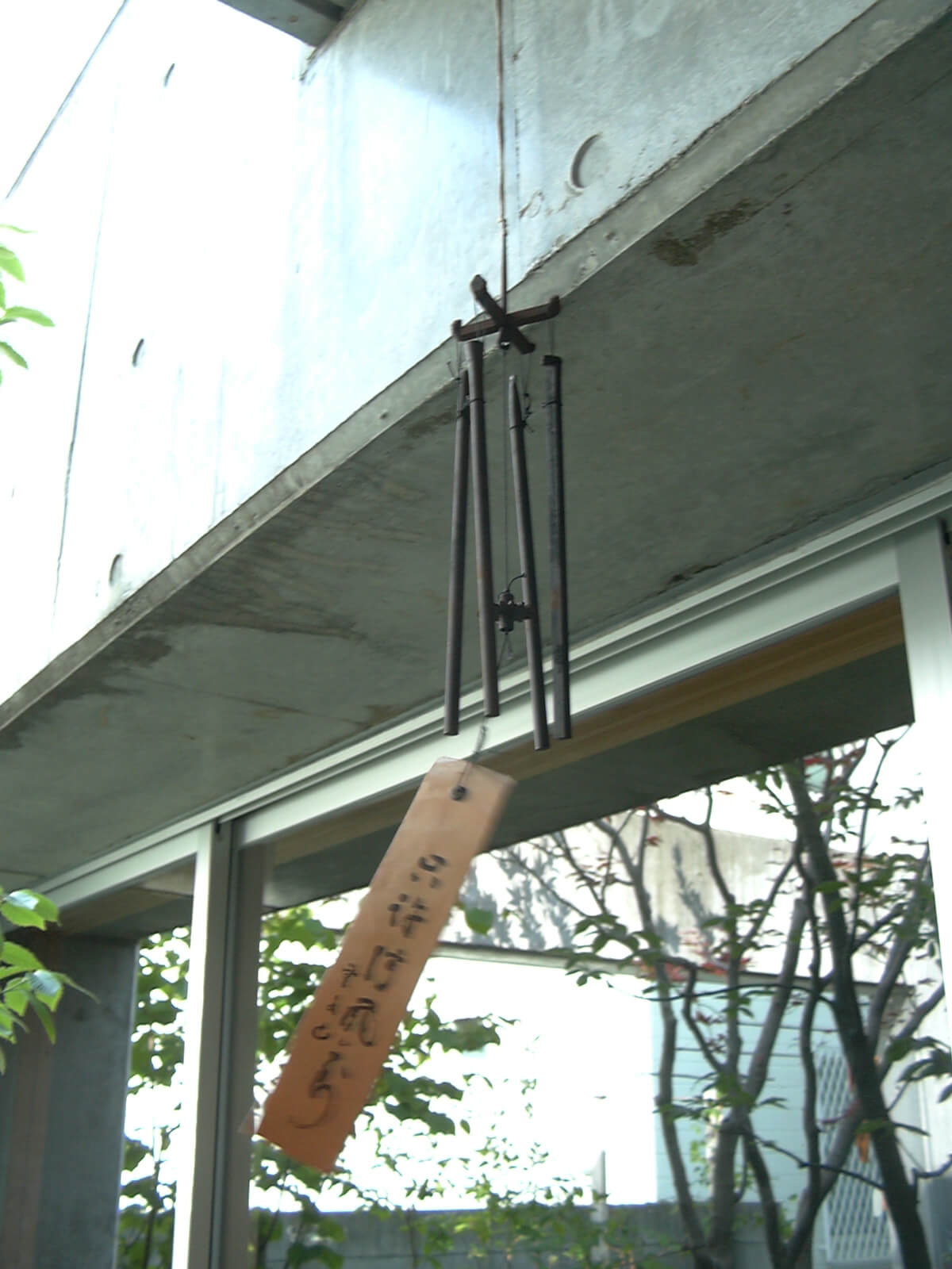 庭に吊るされた、鉄の明珍火箸風鈴