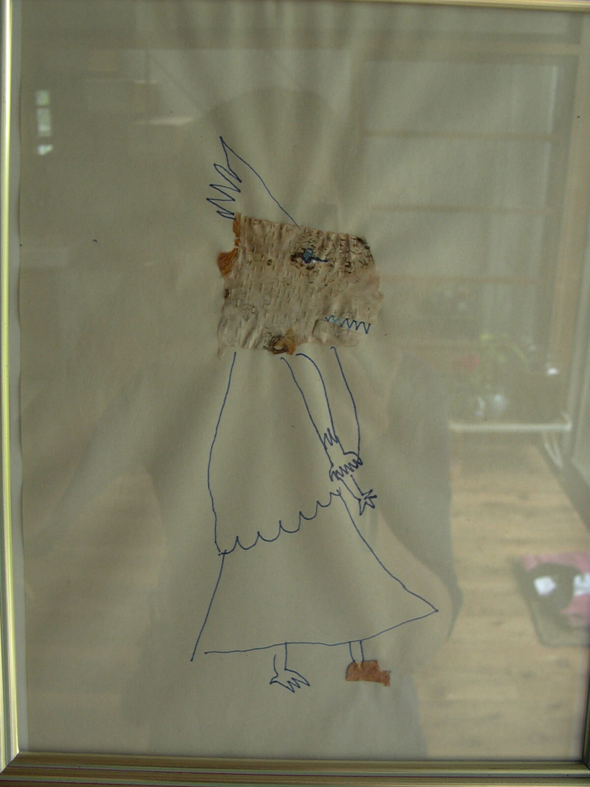 子どもが、白い紙に描いて白樺の木の皮を貼った、恐竜のイラスト