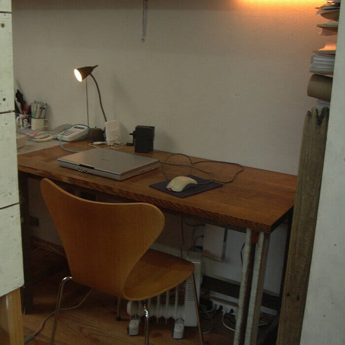 事務所の綺麗な机を制作
