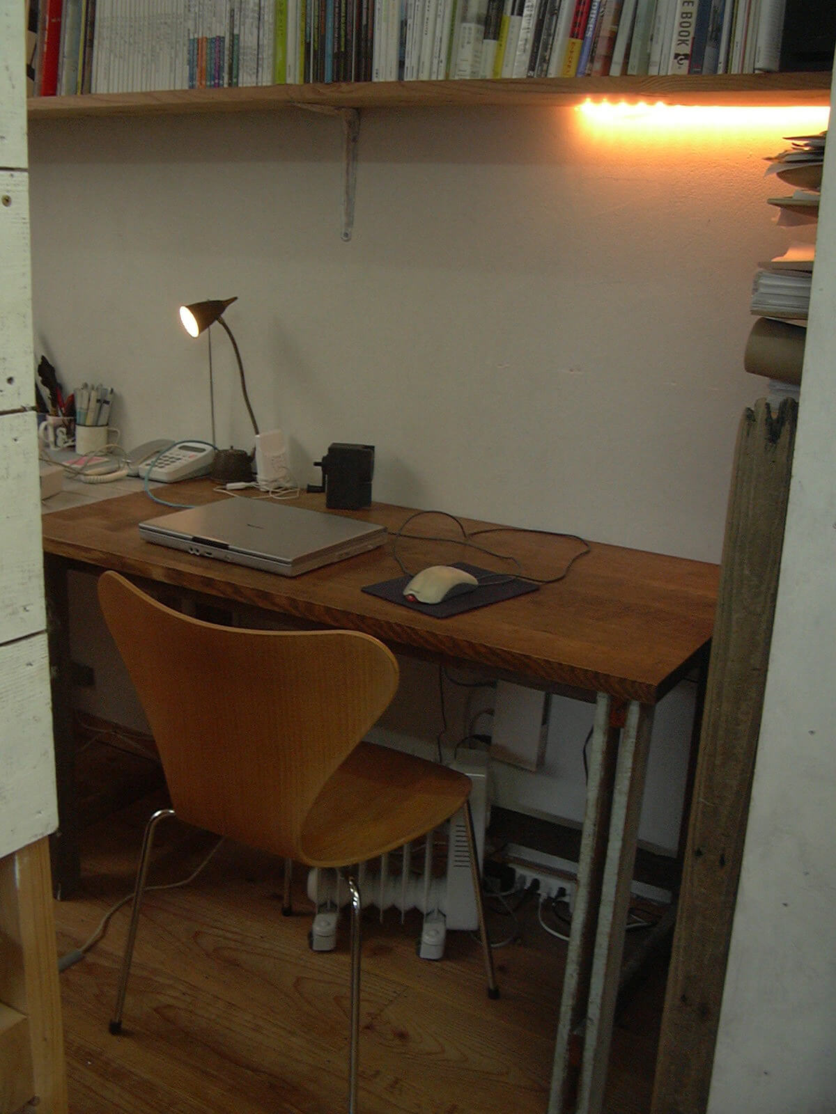 事務所の綺麗な机を制作