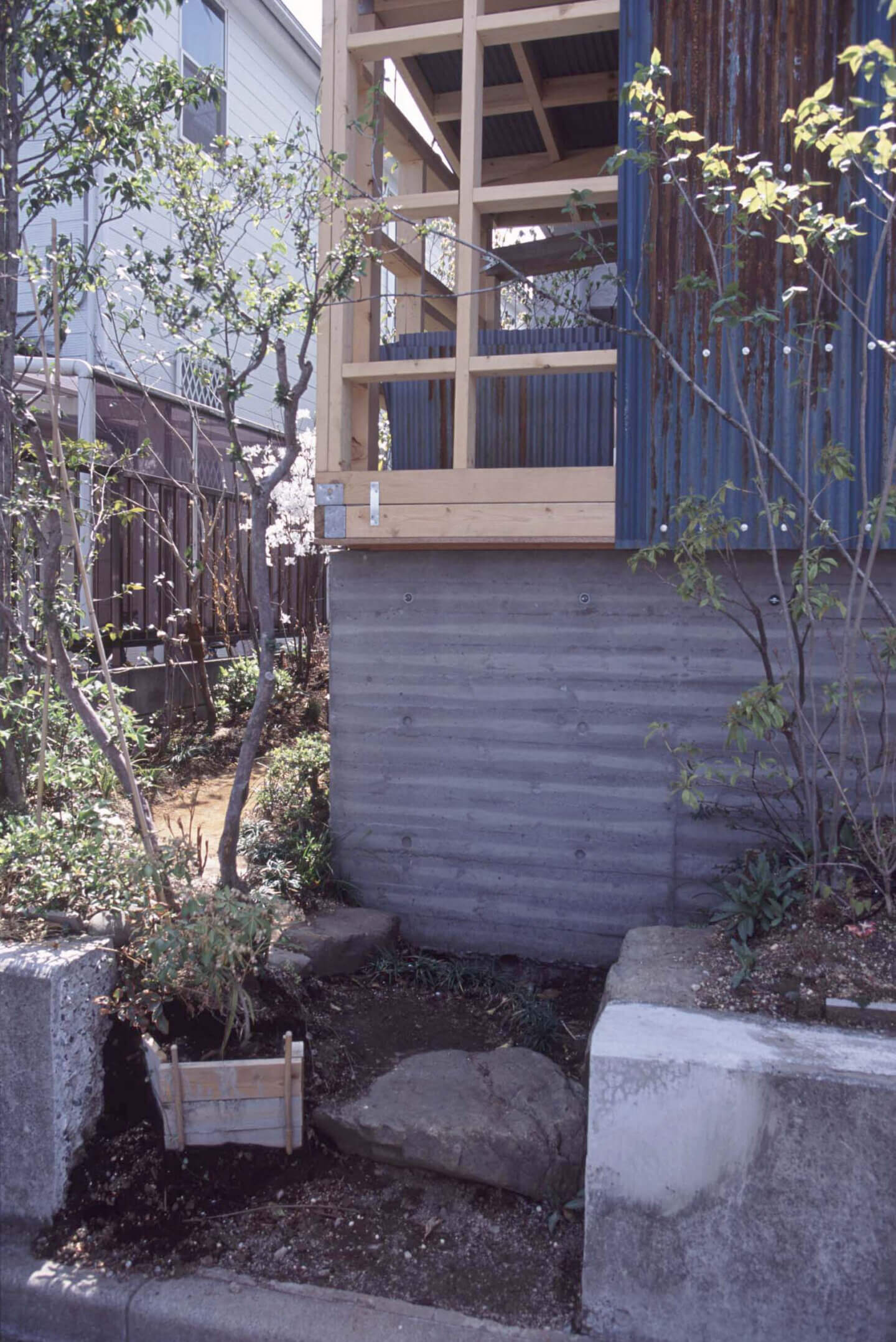 庭の一角に建てられている、工事中の小さな小屋