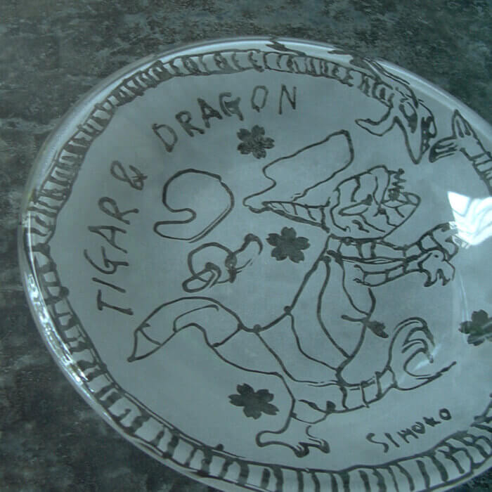 芸術の家で作った夏の工作、タイガー&ドラゴンのイラストが描かれたガラスのお皿