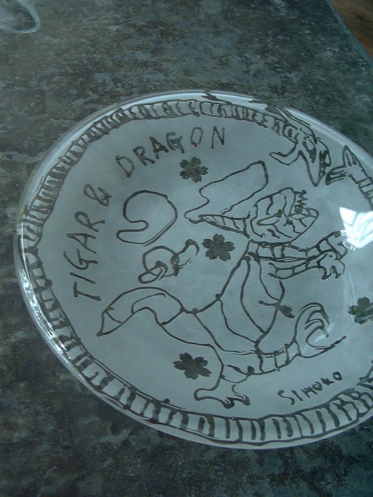 芸術の家で作った夏の工作、タイガー&ドラゴンのイラストが描かれたガラスのお皿